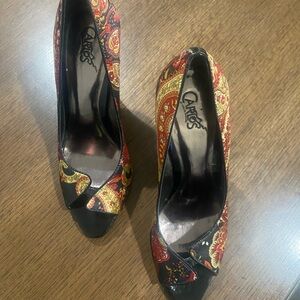 Carlos Santana Pounce Paisley Black/Red/Multi Peep Toe Stiletto / Size: 8.5M